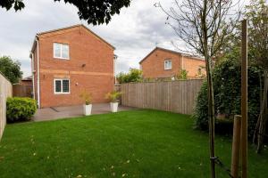 Zahrada ubytování Pass the Keys 4-Bed Home with Garden Parking Near Durham