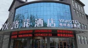 een gebouw met een bord aan de zijkant bij GreenTree Inn Heze Shan County New Bus Station in Shan