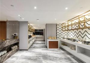 a large kitchen with white counters and a counter top at Borrman Hotel Guigang Pingnan Donghu in Pingnan