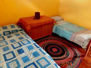 カピージャ・デル・モンテにあるDepartamento Dharmaのベッドルーム1室(ツインベッド2台、ラグ付)