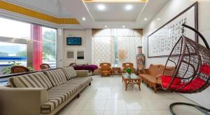 HetouにあるShell Hotel Zhejiang Cixi Longshan Townのリビングルーム(ソファ、ブランコ付)