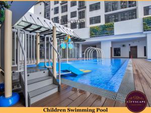 ein Schwimmbad in einem Gebäude mit Spielplatz in der Unterkunft Space Residency Johor Bahru near KSL City Mall by Cityscape in Johor Bahru