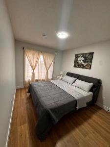 ein Schlafzimmer mit einem großen Bett vor einem Fenster in der Unterkunft Airlux in Nisku