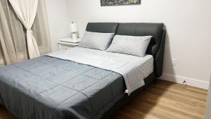 ein Bett mit einem schwarzen Kopfteil in einem Schlafzimmer in der Unterkunft Airlux in Nisku