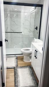 ein Badezimmer mit Dusche, Toilette und Waschbecken in der Unterkunft Airlux in Nisku + 15 Fotos