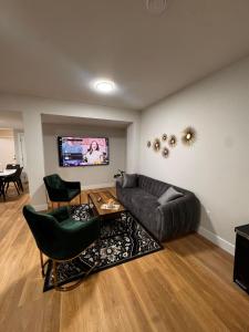 ein Wohnzimmer mit Couch und Flachbildfernseher in der Unterkunft Airlux in Nisku