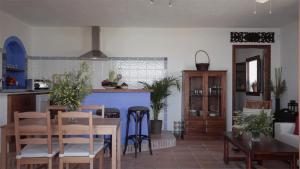 a kitchen and dining room with a table and chairs at Casa Entre Armonías in Zahara de los Atunes