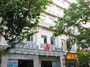 un edificio con un cartel encima en Jinjiang Inn Wuhan Jiangtan Nanjing Road Science Museum en Wuhan