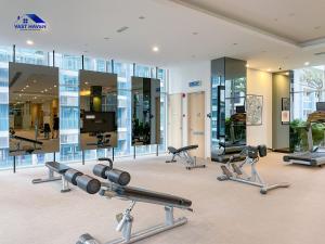 une salle de sport avec plusieurs appareils d'exercice dans un bâtiment dans l'établissement 188 Suites KLCC by VastHaven, à Kuala Lumpur