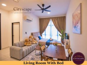 ein Wohnzimmer mit Sofa und Tisch in der Unterkunft Space Residency Johor Bahru near KSL City Mall by Cityscape in Johor Bahru + 29 Fotos