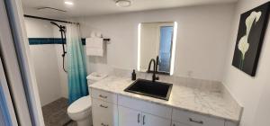 Ένα μπάνιο στο Private room with workstation