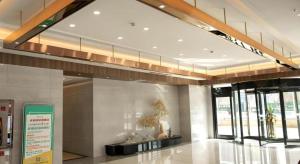 een lobby van een gebouw met beelden aan de muur bij Gya Hotel Tangshan Qian'an Fortune Center in Qian'an