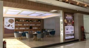 een kamer met tafels en stoelen in een bibliotheek bij Gya Hotel Tangshan Qian'an Fortune Center in Qian'an