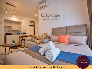 ein Schlafzimmer mit einem Bett, auf dem ein Teddybär liegt in der Unterkunft Space Residency Johor Bahru near KSL City Mall by Cityscape in Johor Bahru