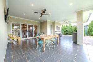 una sala da pranzo con tavolo e sedie di Lakeside on Southlakes - Family Entertainer a Dubbo