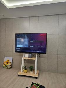 TV a/nebo společenská místnost v ubytování 인덕원스테이 27
