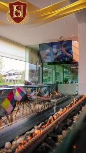 TV a/nebo společenská místnost v ubytování Sanchz Aqua Lounge Hotel by Chat Noir