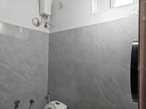 Koupelna v ubytování Hotel O Trinetra Stay In Luxury