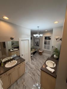 ein großes Badezimmer mit zwei Waschbecken und einem großen Spiegel in der Unterkunft Charming Historic Charlotte Home in Charlotte + 48 Fotos