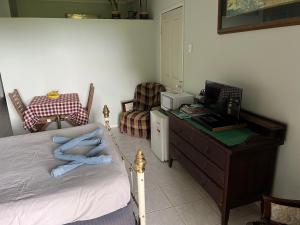 TV a/nebo společenská místnost v ubytování Mission Beach Escape BnB