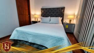 Sanchz Aqua Lounge Hotel by Chat Noir في كوينكا: غرفة نوم بها سرير كبير وبطانية زرقاء +32 صورة