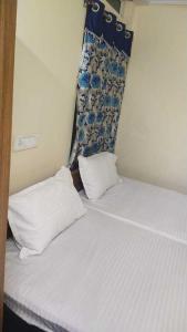 Ένα ή περισσότερα κρεβάτια σε δωμάτιο στο Hotel O White Carnations Hotels