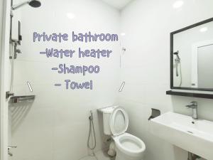 ein Badezimmer mit Toilette, Waschbecken und Spiegel in der Unterkunft 2pax Room Near ECM KCM STADIUM in Kuantan