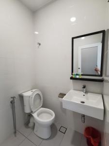ein weißes Badezimmer mit Toilette und Waschbecken in der Unterkunft 2pax Room Near ECM KCM STADIUM in Kuantan