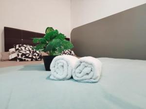 ein Paar Handtücher auf dem Bett in der Unterkunft 2pax Room Near ECM KCM STADIUM in Kuantan