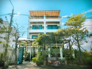a white building with a basket on top of it at EasyLife Villa Hội An in Tân Thành (1)