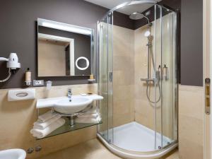 Ένα μπάνιο στο Mercure Rimini Lungomare