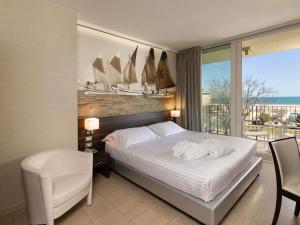 Ένα ή περισσότερα κρεβάτια σε δωμάτιο στο Mercure Rimini Lungomare