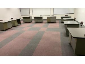 un'aula vuota con tavoli e banchi in un'aula di Shonan Relief - Vacation STAY 51629v a Yokosuka Altre 18 foto