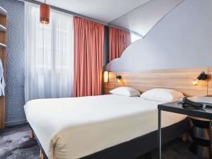 Postel nebo postele na pokoji v ubytování ibis Styles Paris Alesia Montparnasse