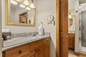 Koupelna v ubytování Cozy Zermatt Swiss King Villa with Kitchen Near Deer Valley & Park City Ski Resorts - 2022 + 19 fotografií