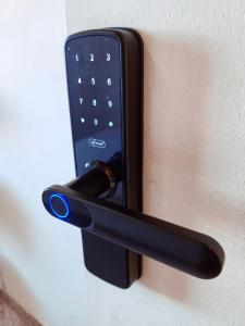 a black door handle with a cell phone in it at Code In Hospedaria in Lavras Novas +42 photos