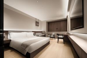 重慶市にあるWalling Hotel - Chongqing hongyadong jialingjiang binjiangluの大きなベッドと机があるホテルの部屋 +47枚の写真