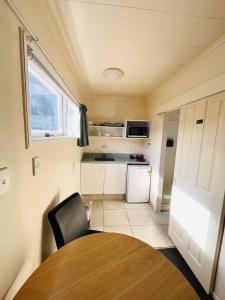 Kuchyň nebo kuchyňský kout v ubytování Kowhai Motel Rotorua