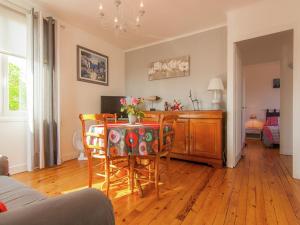 ein Esszimmer mit einem Tisch und Stühlen in einem Raum in der Unterkunft Cozy Garden Retreat Malemort in Malemort-sur-Corrèze + 30 Fotos