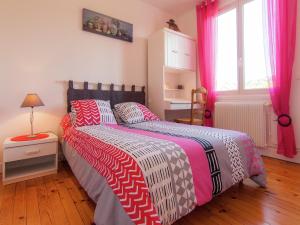 1 Schlafzimmer mit 2 Betten und einem Fenster mit rosa Vorhängen in der Unterkunft Cozy Garden Retreat Malemort in Malemort-sur-Corrèze