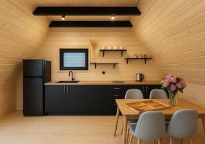 卡兹贝吉Misty Valley的厨房配有黑色冰箱和桌子