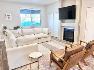 Χώρος καθιστικού στο Charming 2BR Getaway in the Heart of Midway - 203