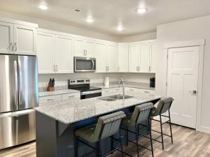 Η κουζίνα ή μικρή κουζίνα στο Charming 2BR Getaway in the Heart of Midway - 203