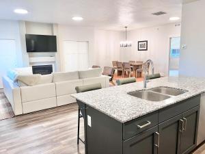 Η κουζίνα ή μικρή κουζίνα στο Charming 2BR Getaway in the Heart of Midway - 203 +13 φωτογραφίες