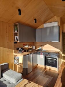 Η κουζίνα ή μικρή κουζίνα στο Słoneczny Brzeg Ekskluzywne domki z jacuzzi