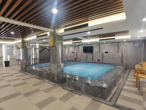 een groot zwembad in een groot gebouw bij Green Tree Inn Urumqi San'gong Metro Station Exit in Ürümqi