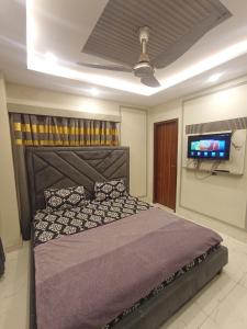 Кровать или кровати в номере Eiffel Tower Premium Apartment Bahria Town Lahore By LMY