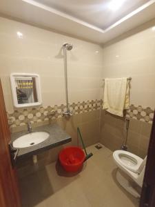 Ванная комната в Eiffel Tower Premium Apartment Bahria Town Lahore By LMY