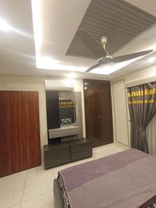 Кровать или кровати в номере Eiffel Tower Premium Apartment Bahria Town Lahore By LMY +2 фотографии