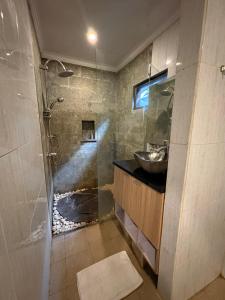 łazienka z umywalką i prysznicem w obiekcie Annayu House Ubud w mieście Ubud +45 zdjęć
